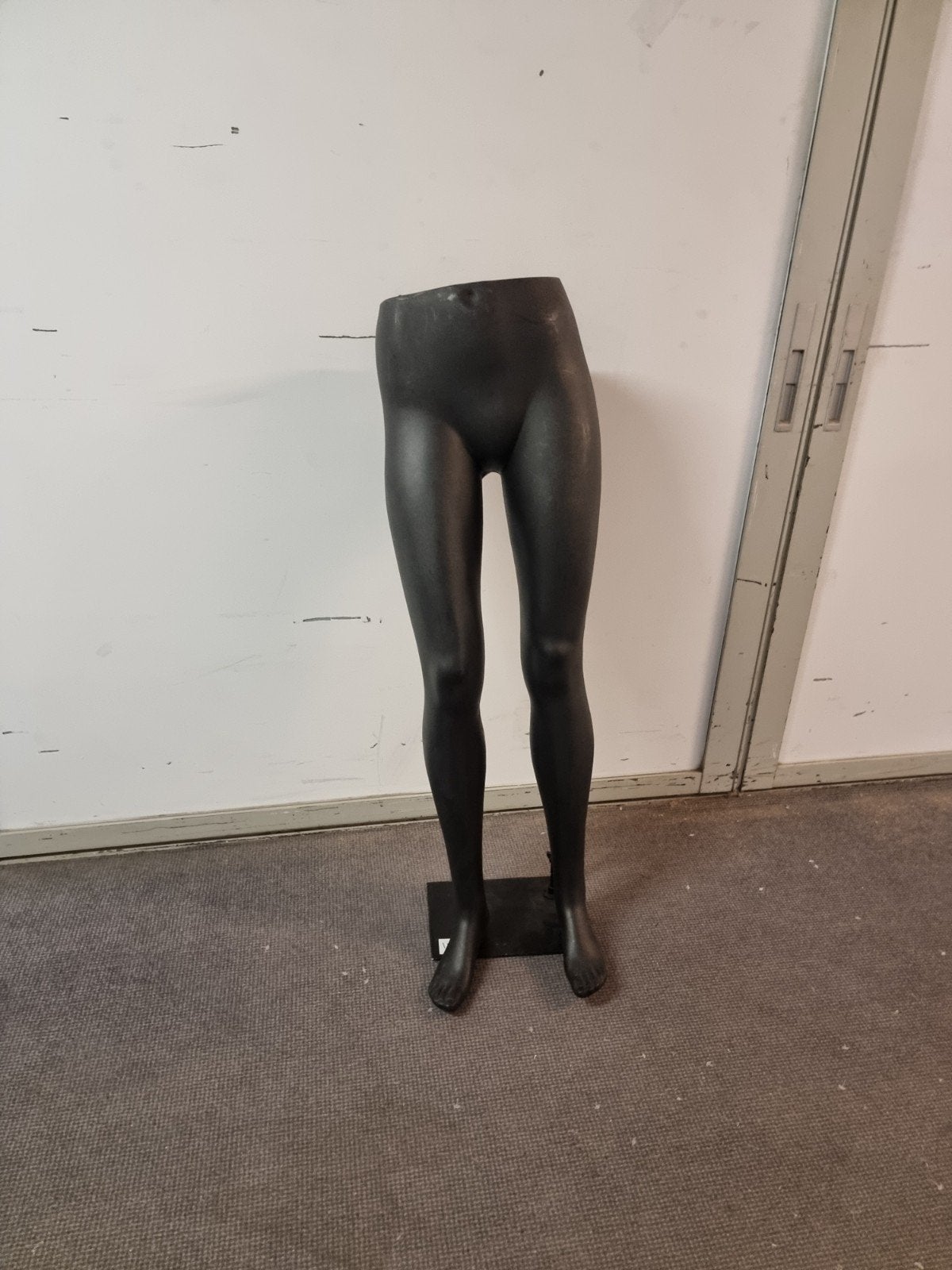 Etalagepoppen mannequins presentatie kleding broeken, rokken, Ophalen