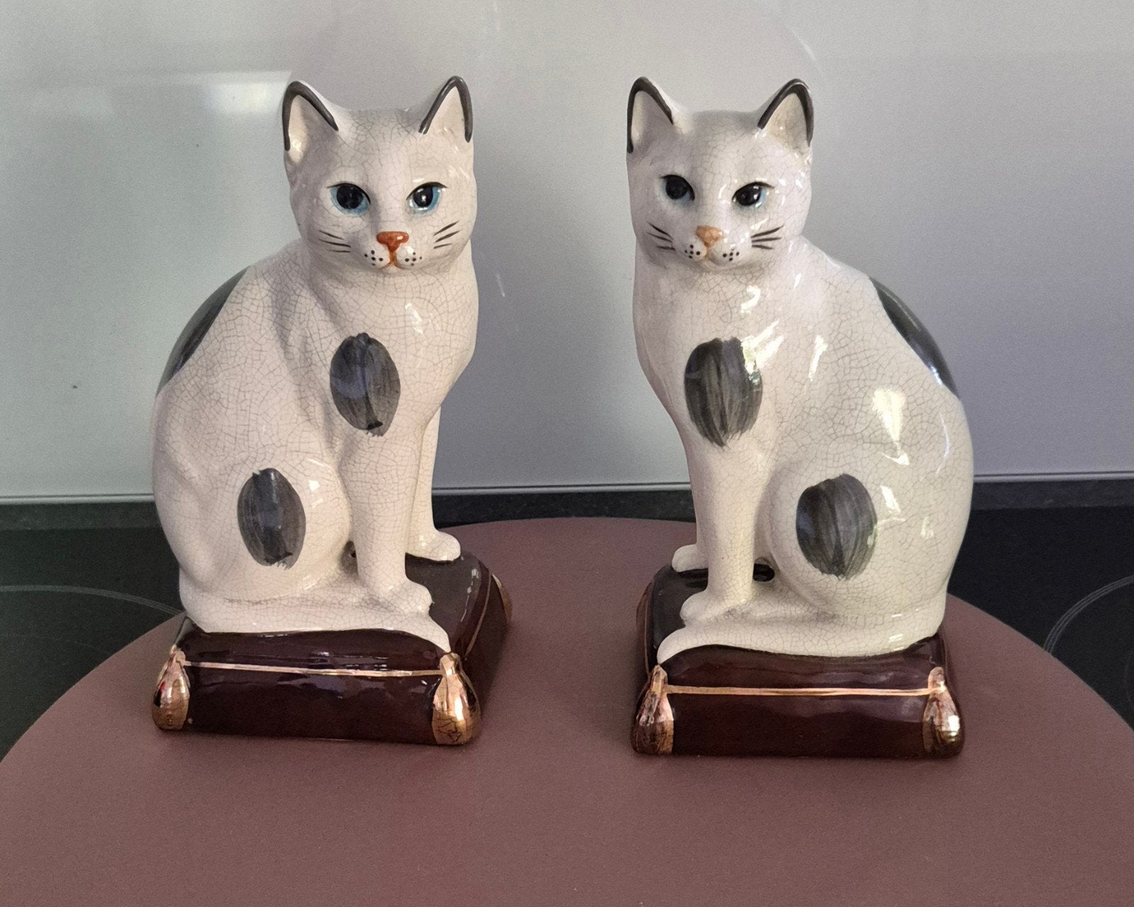 Chats vintage de style Staffordshire, Enlèvement