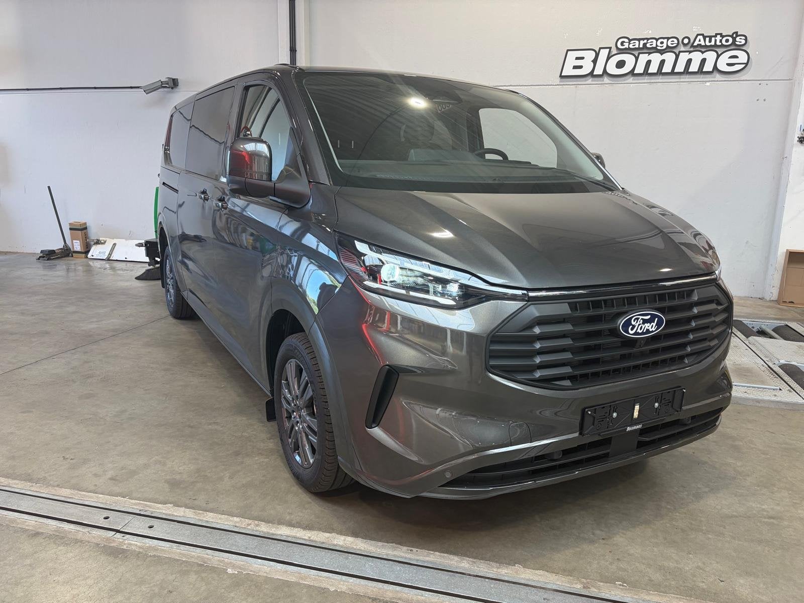 Ford Transit Custom 320 2.0 TDCI L2H1 Limited DC NIEUW ! 6-z, Stof, Gebruikt, Zwart, 4 cilinders