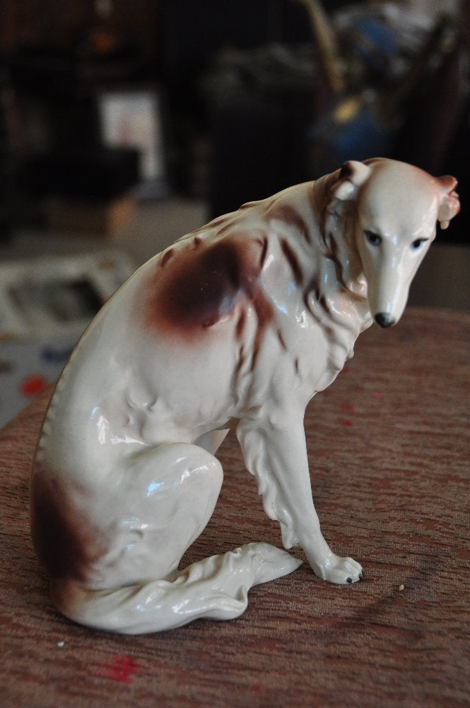 Chien Barsoi en porcelaine - Lévrier russe - 20cm H, Antiquités & Art, Enlèvement ou Envoi