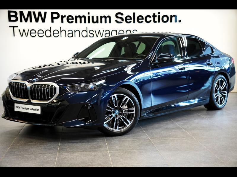 BMW i5 MPACK DRIVE ASSIST PLUS TREKHAAK  360 CAMERA, Auto's, BMW, Automaat, 4 deurs, Zwart, I5