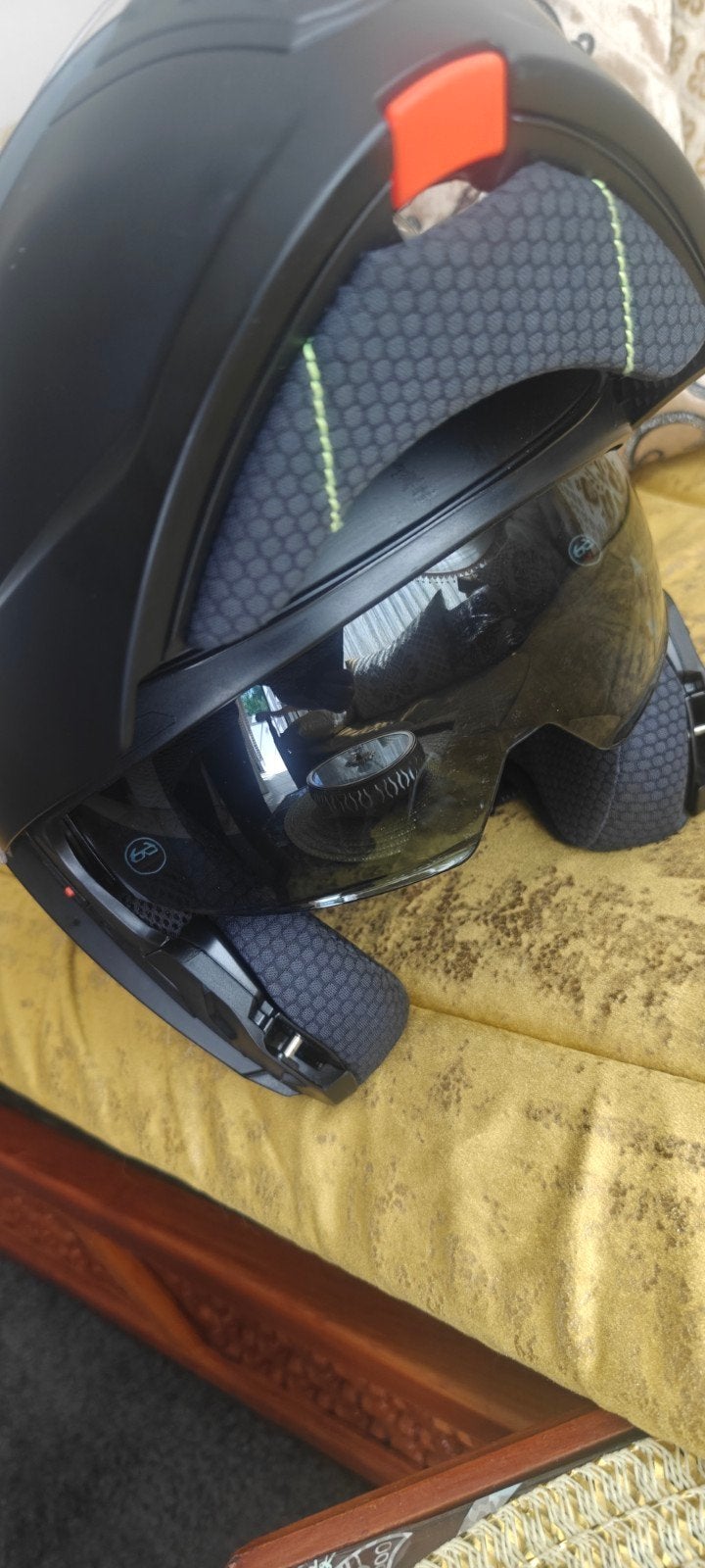 Zwarte Helm brommer, Ophalen