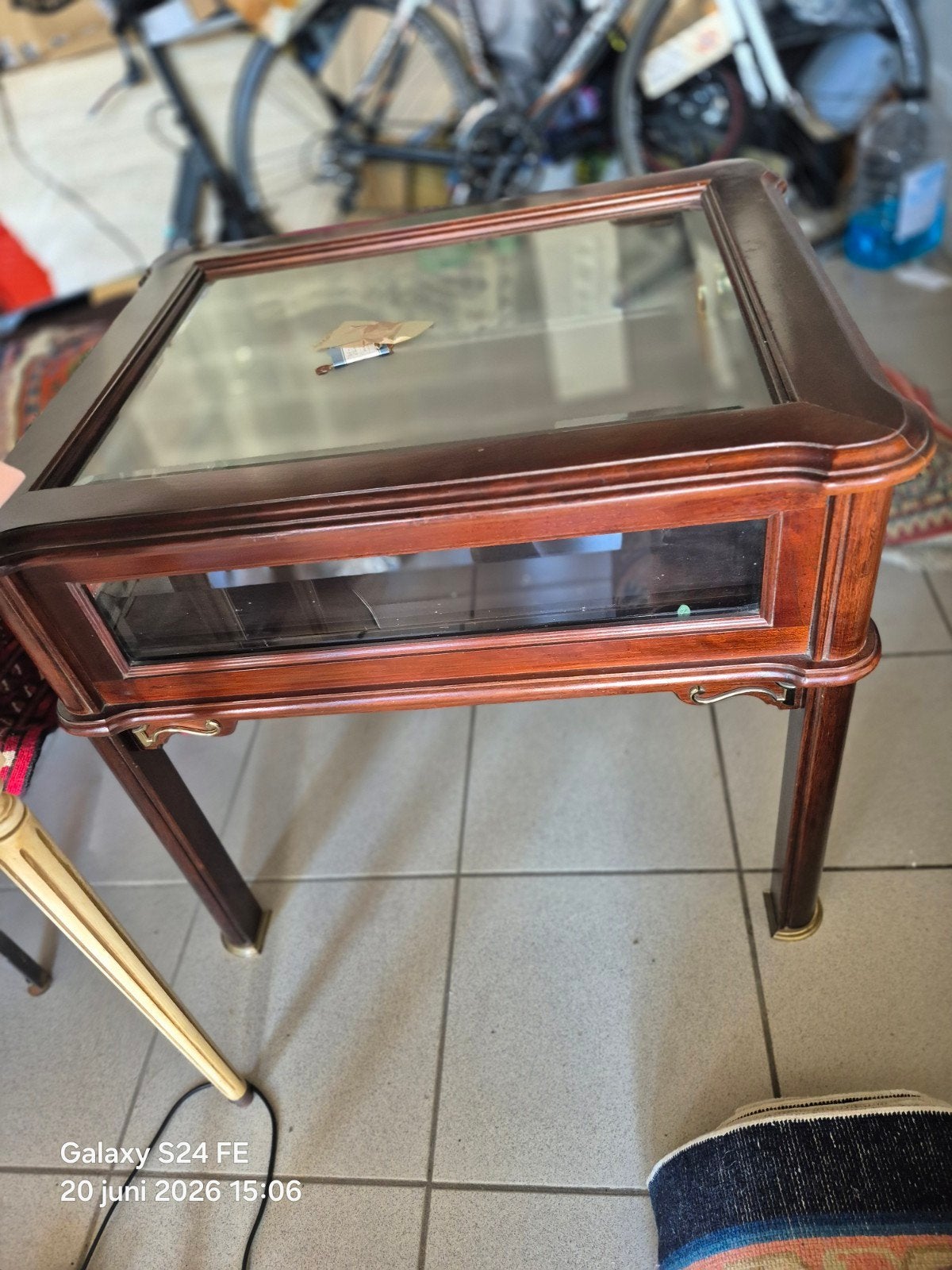 Vase vitrine, Antiquités & Art, Antiquités | Meubles | Tables, Enlèvement ou Envoi