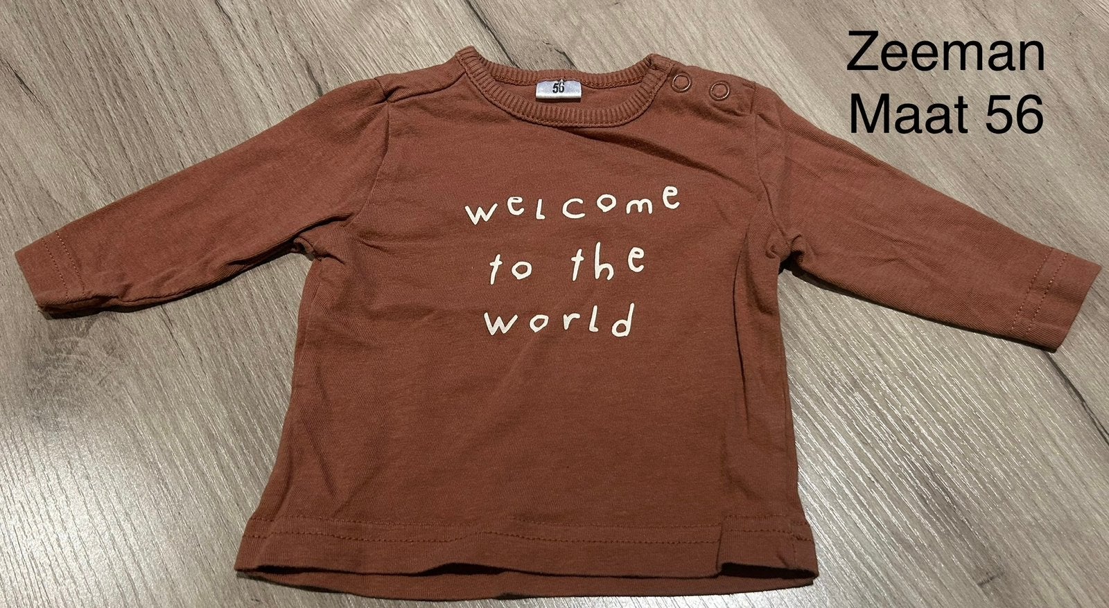 Bruine longsleeve met opschrift (Zeeman, maat 56), Enfants & Bébés, Vêtements de bébé | Taille 56, Enlèvement ou Envoi, Comme neuf