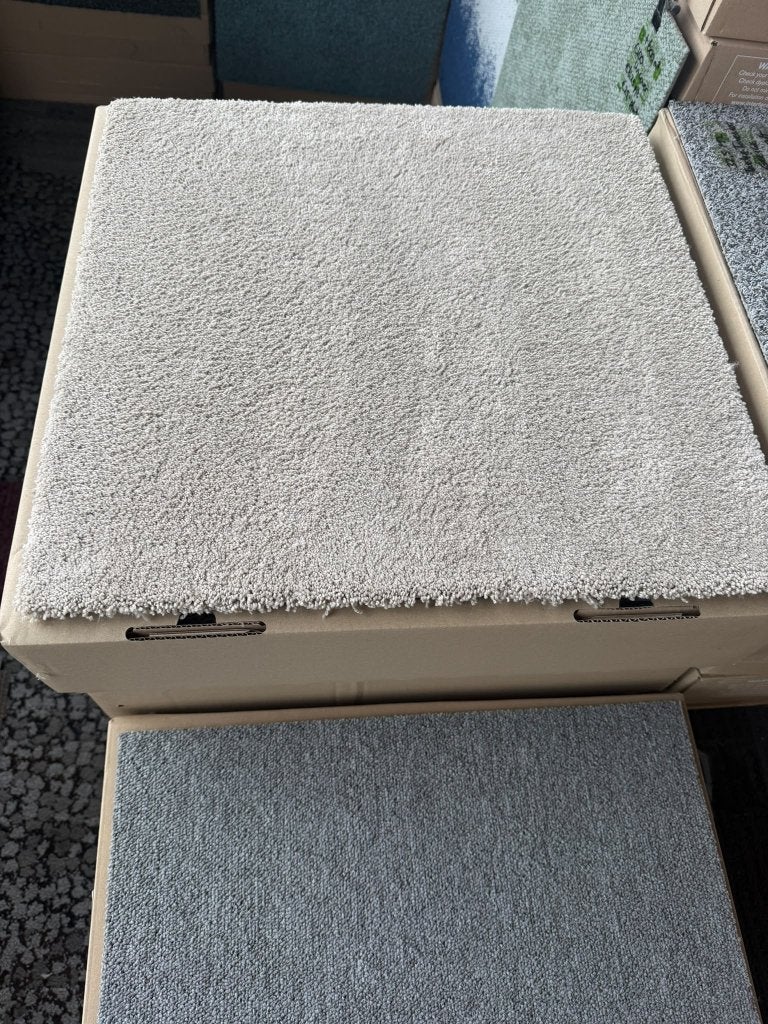 Dalles de moquette beiges à poils longs. Neufs dans boîte, Enlèvement ou Envoi, Neuf