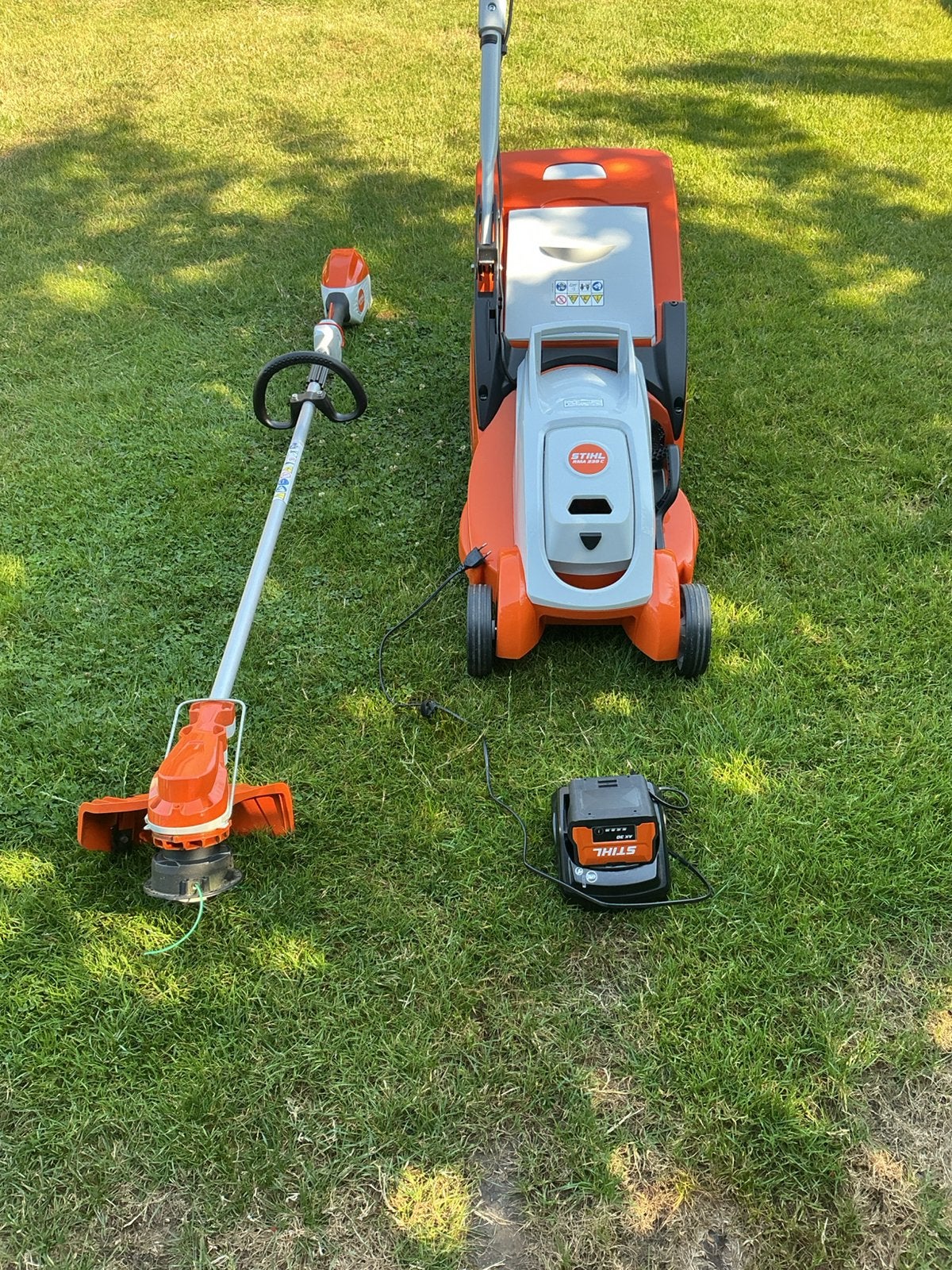 Sthil. Grasmaaier en kantmaaier met batterij. En lader, Ophalen, Zo goed als nieuw