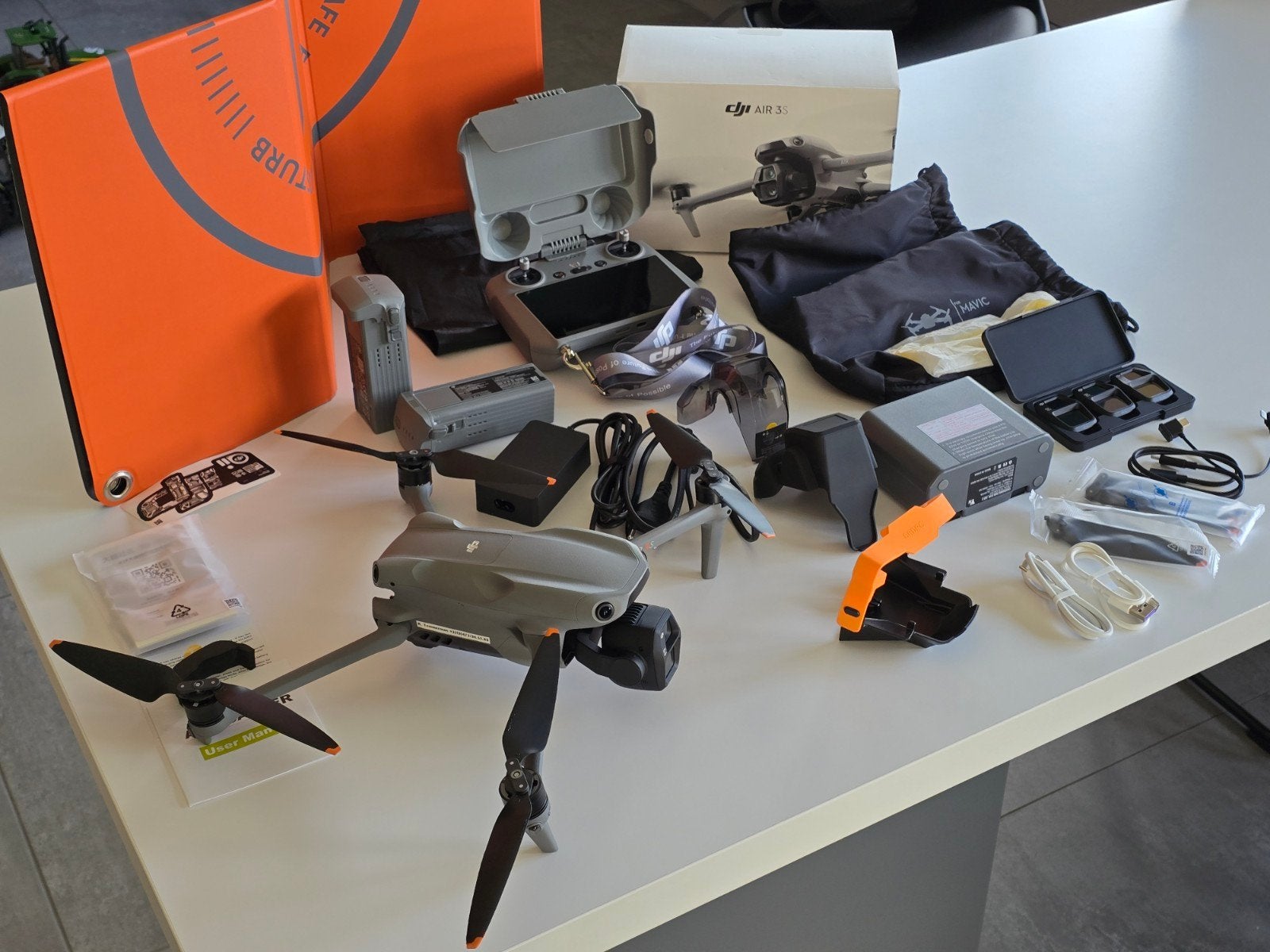 DJI Air 3S Fly More Combo + RC 2 – État neuf + accessoires, Enlèvement ou Envoi, DJI