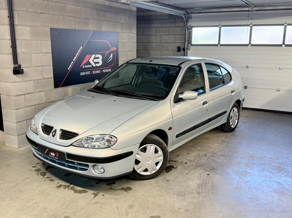 Renault Megane • 100.000 Kms • 1.4 16V 95PK • Benzine • LEZ, Auto's, Renault, Voorwielaandrijving, Stof, Zwart, 4 cilinders