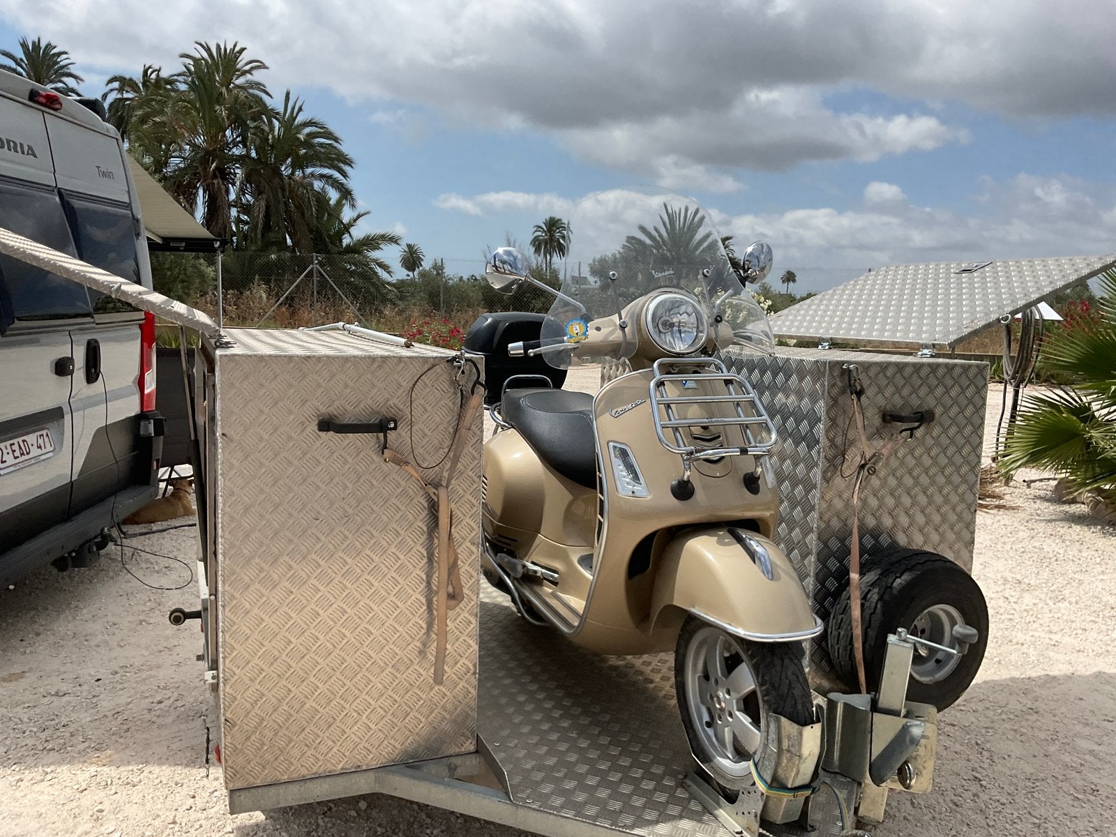 Remorque en alu avec vespa et 2 valises de 900 l et vespa, Enlèvement, Utilisé