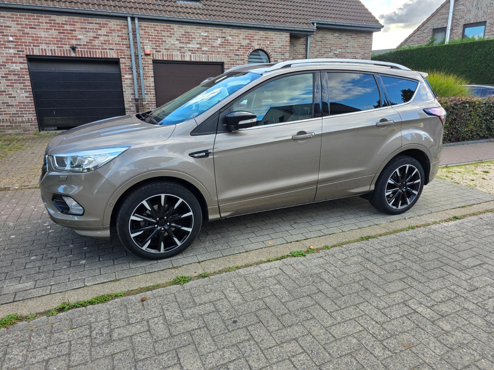 Ford Kuga in topconditie., Auto's, Euro 5, Beige, Leder, Handgeschakeld