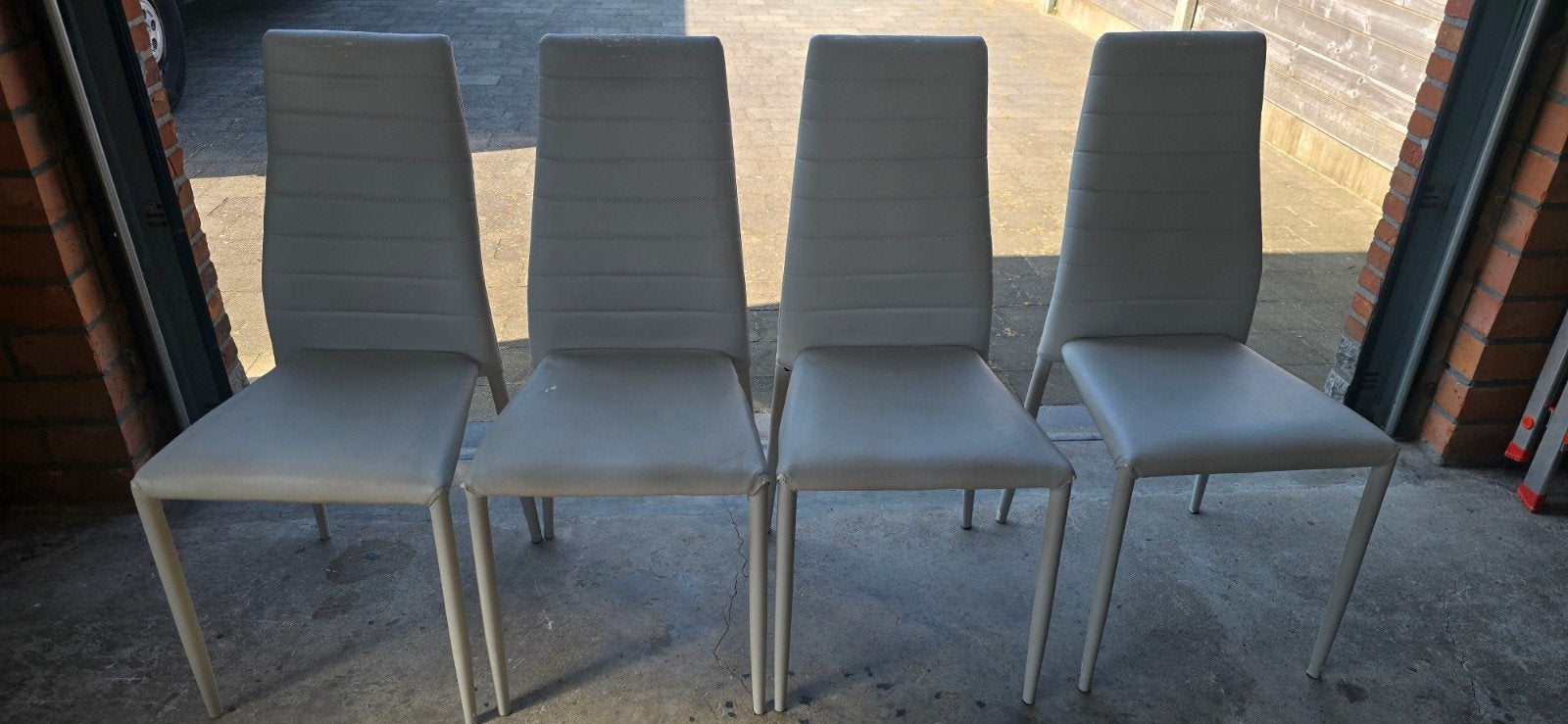 Keuken stoelen, Ophalen