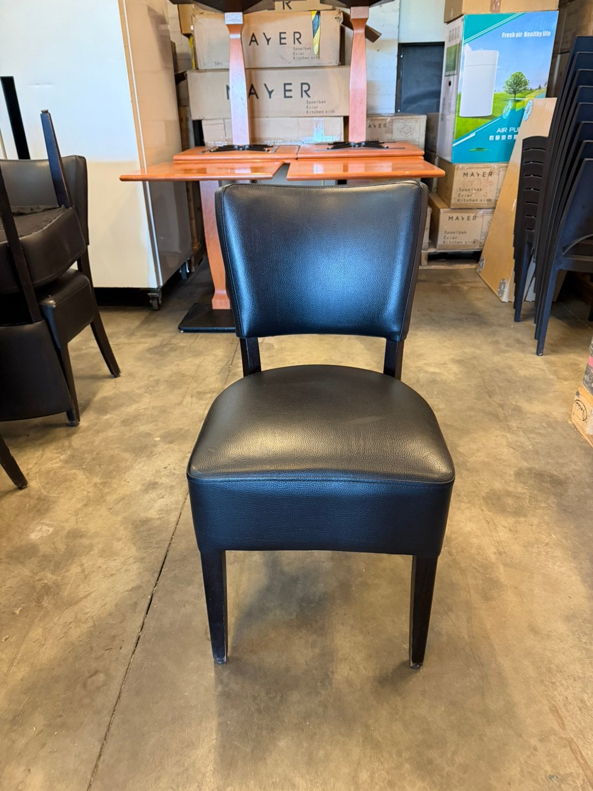 Partij van 17 Nette Zwarte (Sky)leren Horecastoelen, Ophalen, Meubilair