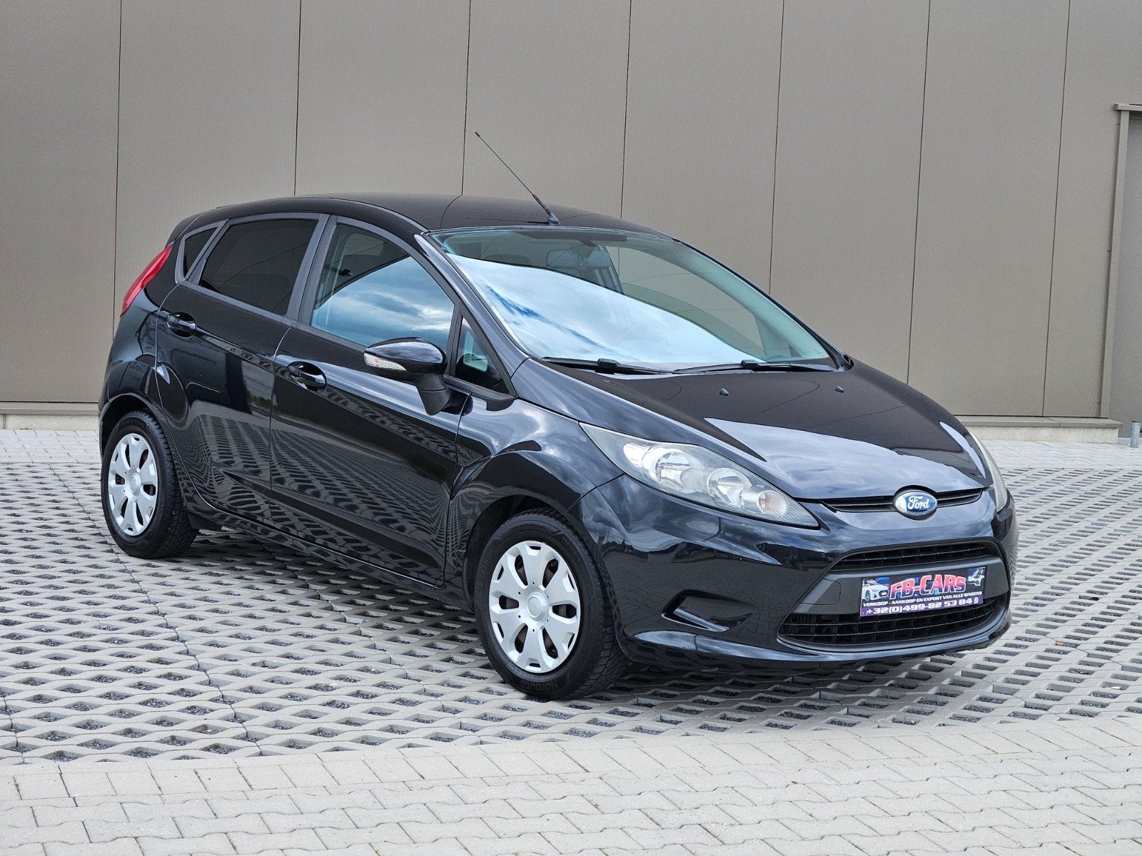 Ford Fiesta 1.6 90 ch/climatisation/avec inspection, Autos, Ford, Phares directionnels, Entreprise, Boîte manuelle, Noir