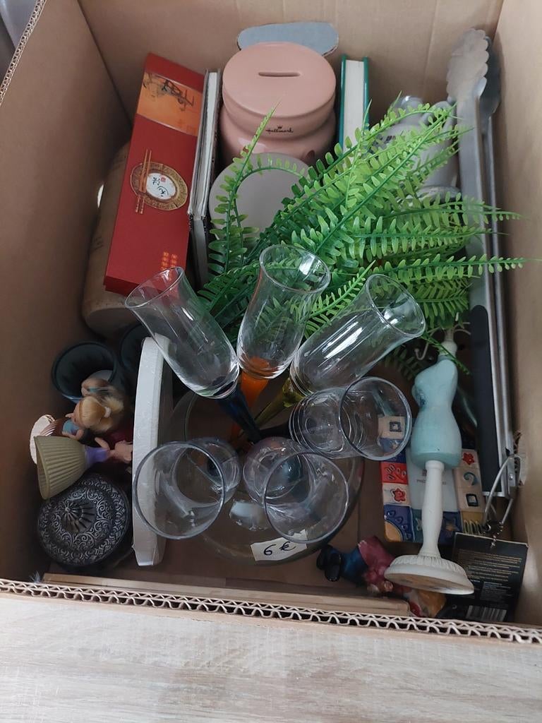 Doos rommelmarktspullen vaste prijs 10€, Ophalen