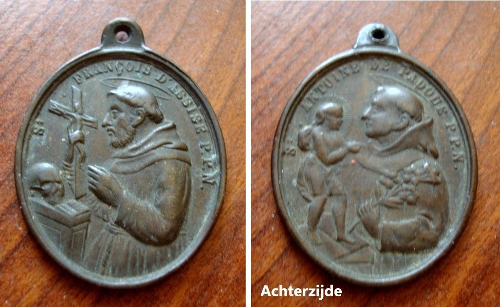 Medaille met Sint Franciscus en Antonius, Verzamelen, Ophalen of Verzenden, Gebruikt, Overige typen, Christendom | Katholiek