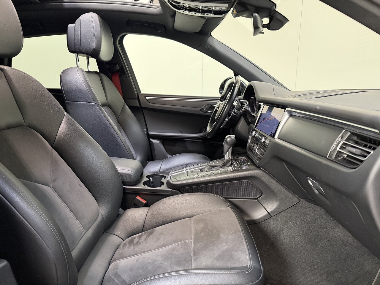 Porsche Macan 2.0 Benzine - Pano - Topstaat! 1Ste Eig!, 4 cilinders, 1984 cc, 0 kg, Zwart