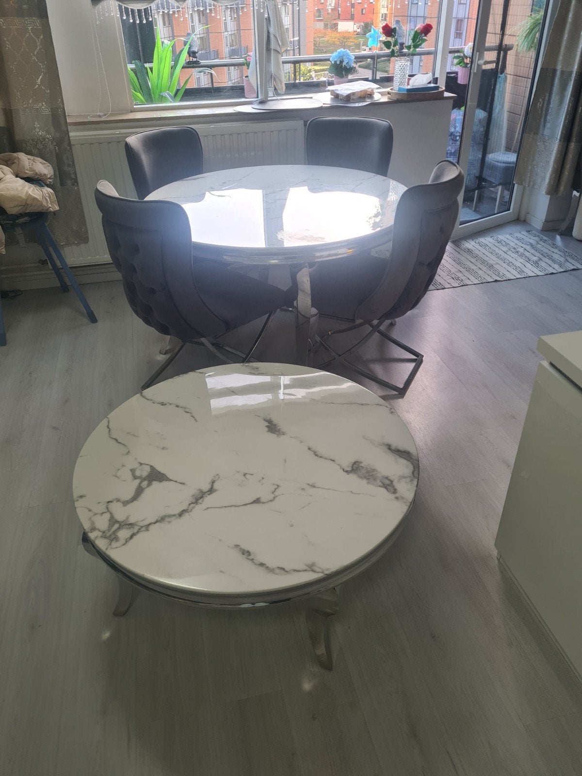 eettafel en salontafels met luxe chroom stoelen, Ophalen, Italians, Rond, Vier personen