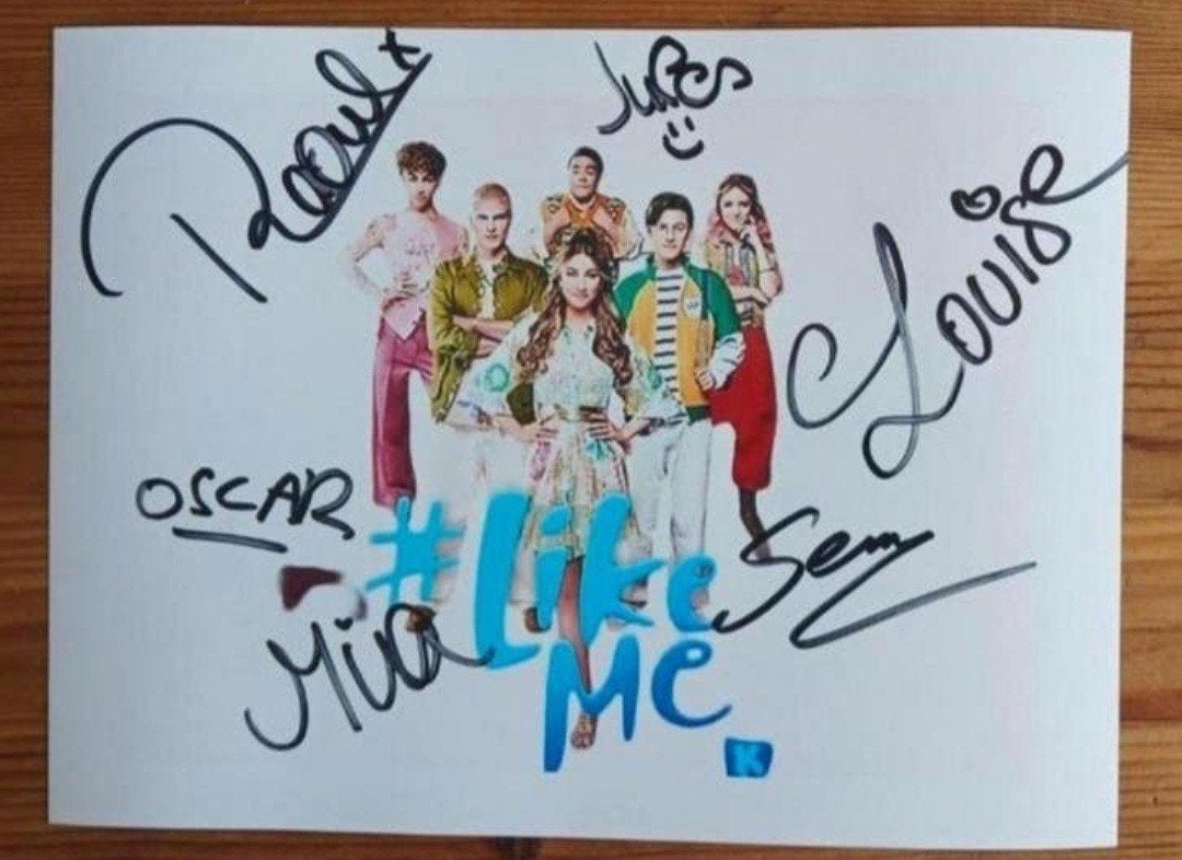 Gesigneerde foto van Like Me., Verzamelen, Muziek, Artiesten en Beroemdheden, Verzenden, Gesigneerd