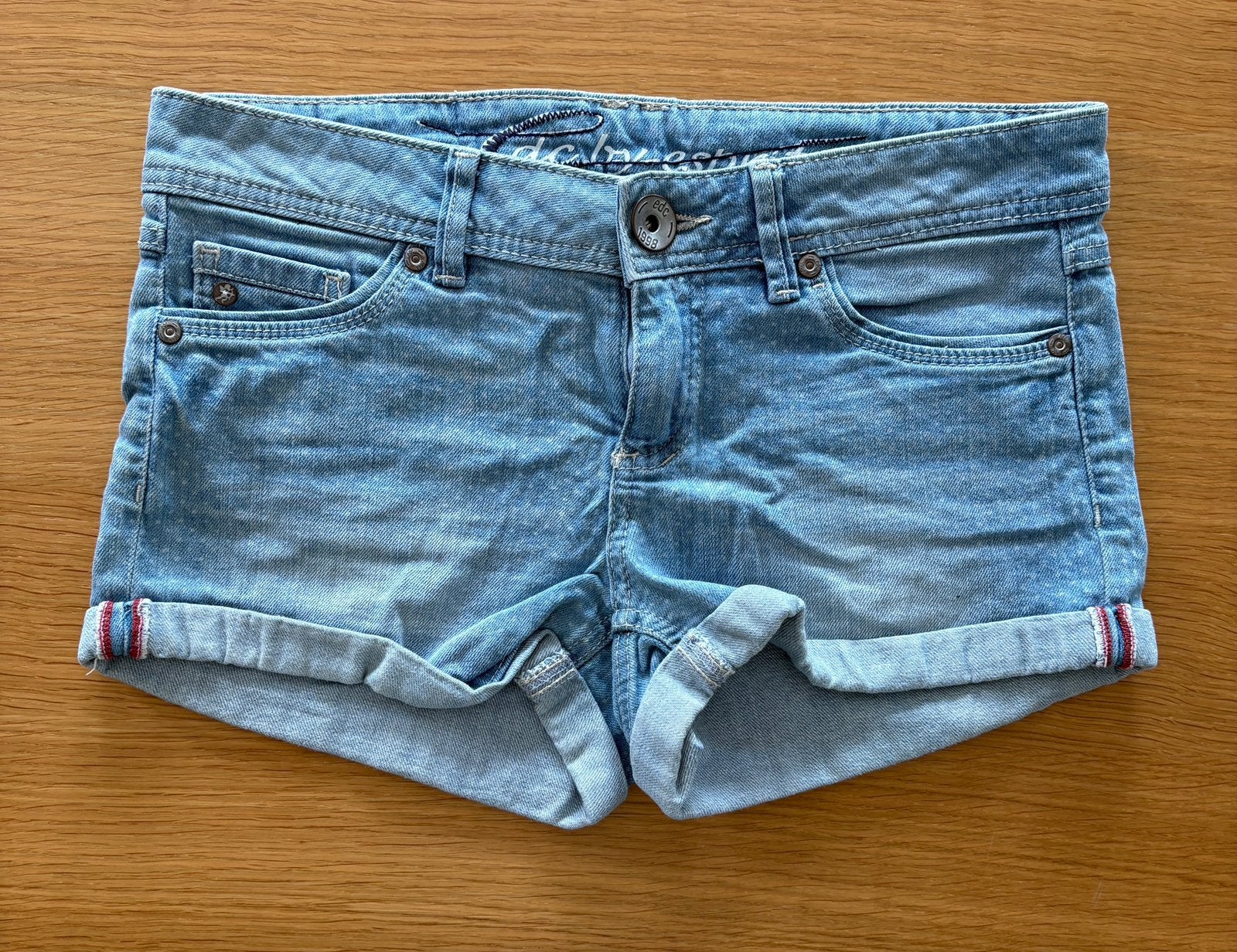 Mini short en jeans avec impression ESPRIT - Taille 26 - 7€, Kleding | Dames, Spijkerbroeken en Jeans, Ophalen of Verzenden, Gedragen