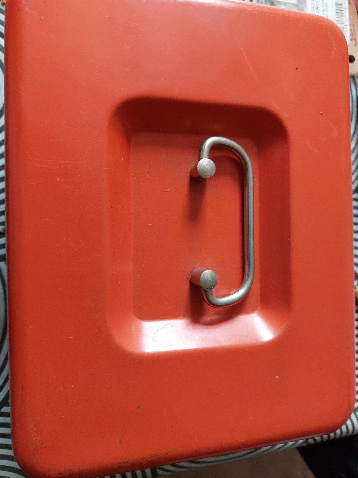 Vintage geldkistje met gebruiksporen, Ophalen