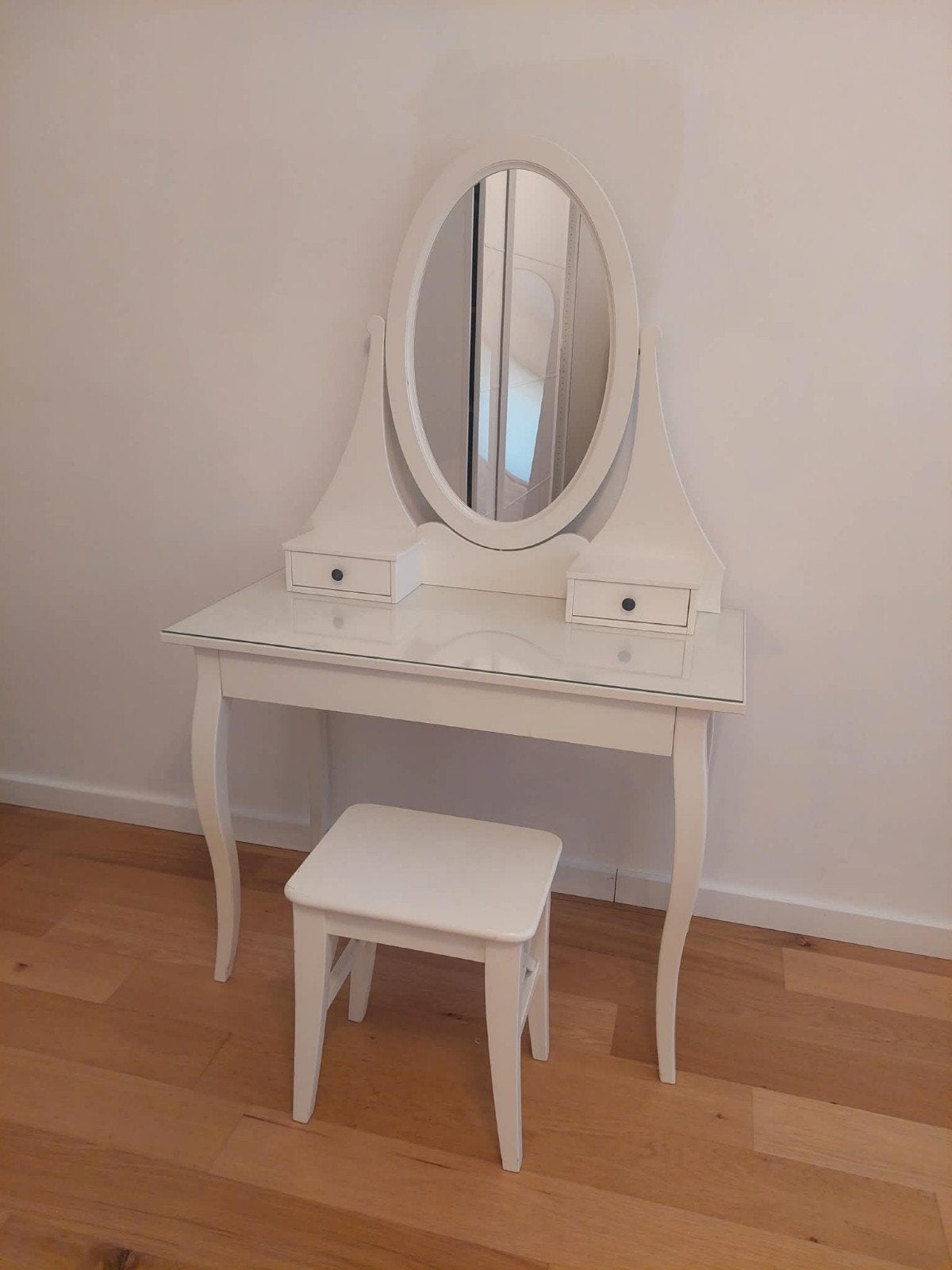 Table de maquillage, Enlèvement