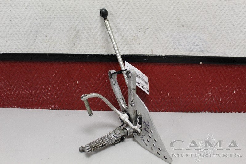 REPOSE PIEDS AVANT GAUCHE YZF R6 1999-2002 (YZF-R6 5EB 5MT), Dhr. S. di Majo, Utilisé, Info@cama-motorparts.nl, P.J. Troelstraweg 8 8
3144 CX  MAASSLUIS, NL