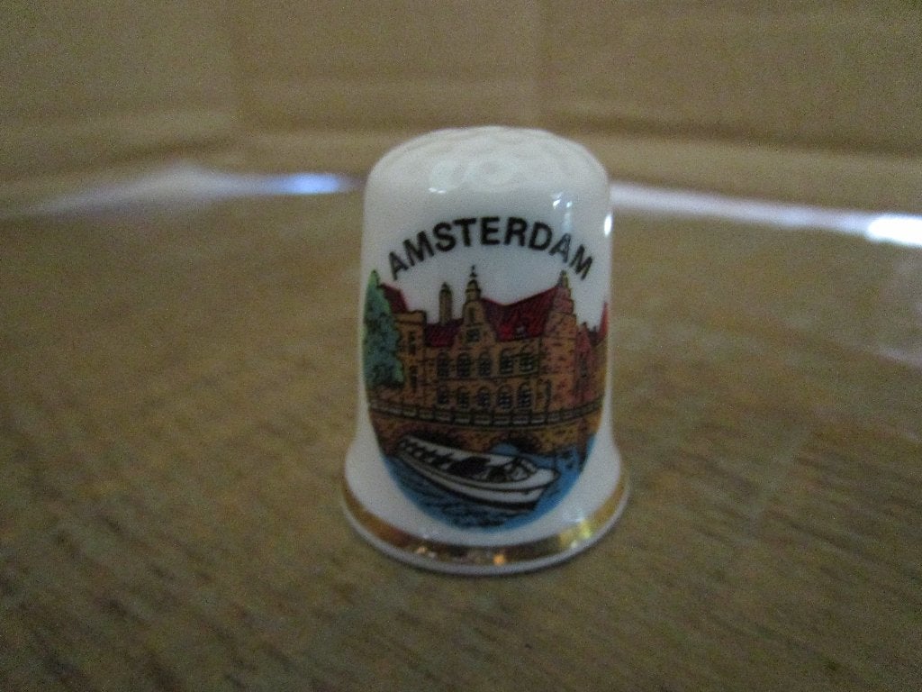 32 vingerhoedjes Nederland, Ophalen of Verzenden, Nieuw, Porselein