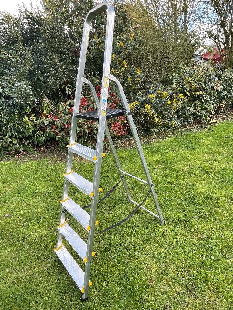 Escabelle (marque Escalo) 6 marches, 1,79m, Pliable ou rétractable/escamotable, Moins de 2 mètres, Comme neuf, Échelle