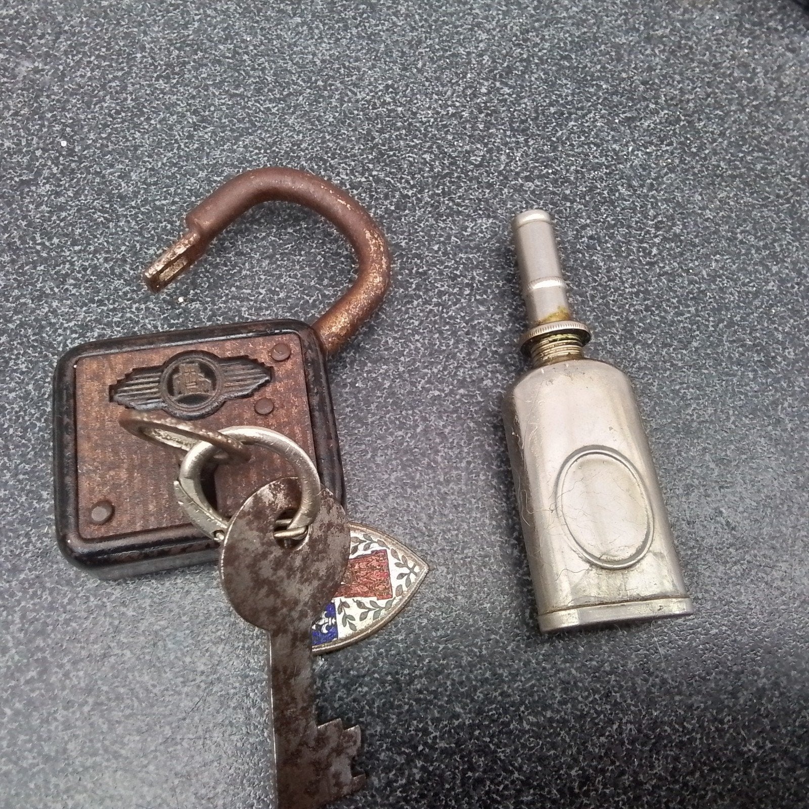 vieux cadenas vintage et bouteille d'huile, Enlèvement ou Envoi