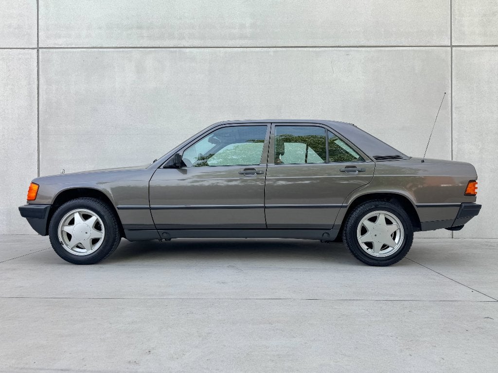 Mercedes 190 Benzine, 4 deurs, 4 cilinders, Bedrijf, Grijs
