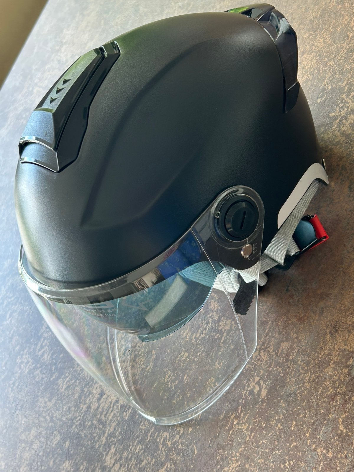 Nieuwe zwarte helm elektrische fiets of scooter met vizier., Ophalen of Verzenden, Nieuw, Large