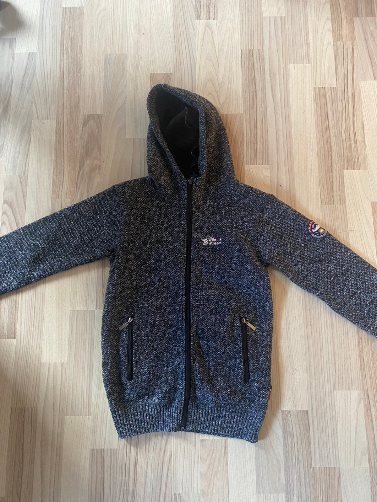 Gilet zippé à capuche The Wild Stream gris 14 ans, Envoi, Comme neuf, Garçon, Pull ou Veste