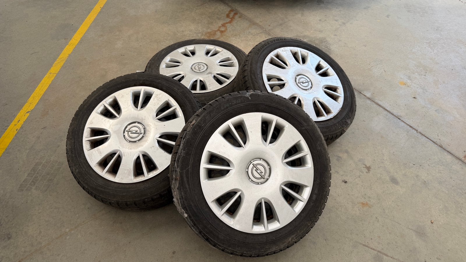 4 winterwielen 185/60 R15 Bridgestone + wieldoppen, Auto-onderdelen, Banden en Velgen, Ophalen, Gebruikt, 15 inch, Banden en Velgen