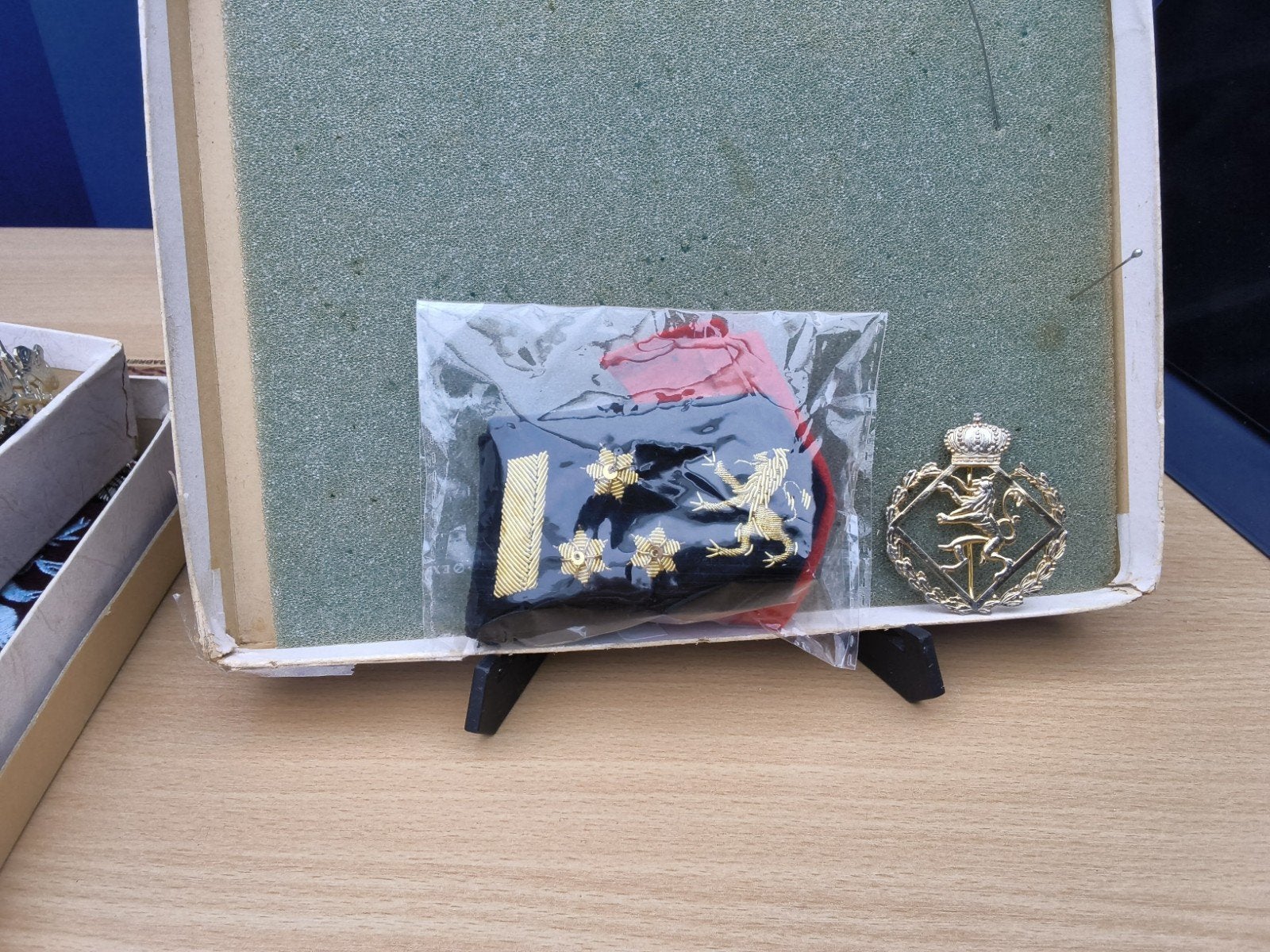 kraag kentekens kolonel militaire school en muts kenteken, Ophalen of Verzenden