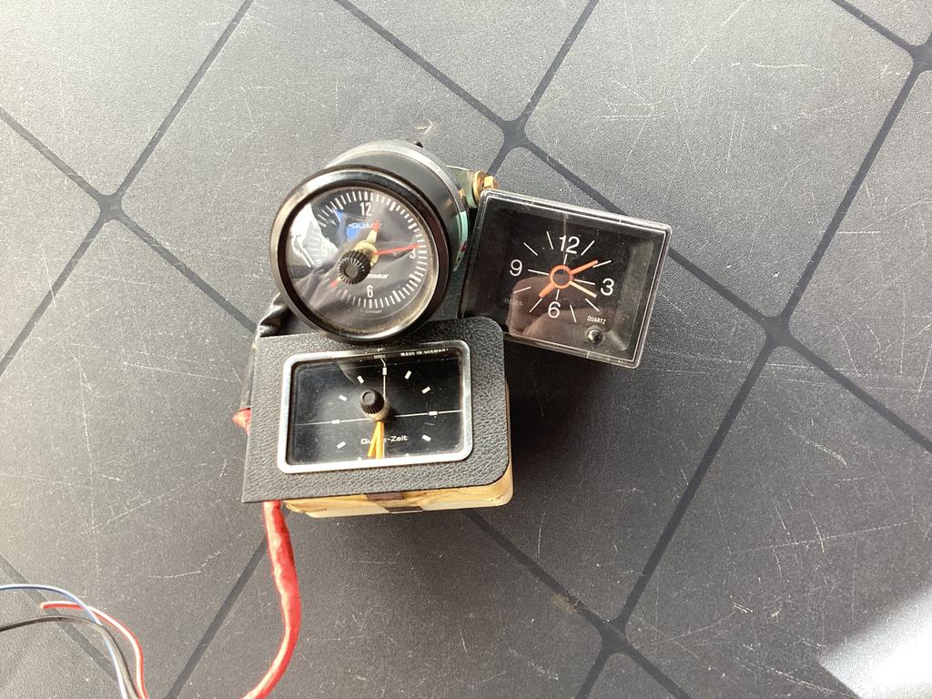 Horloges vintage pour voitures, Enlèvement