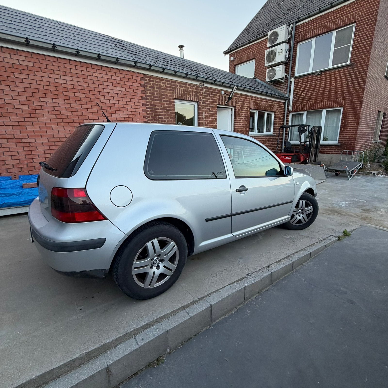Vw Golf 4 2001 benzine 1.4  ESP AIRCO BT radio, Auto's, Voorwielaandrijving, Zwart, 4 cilinders, Handgeschakeld