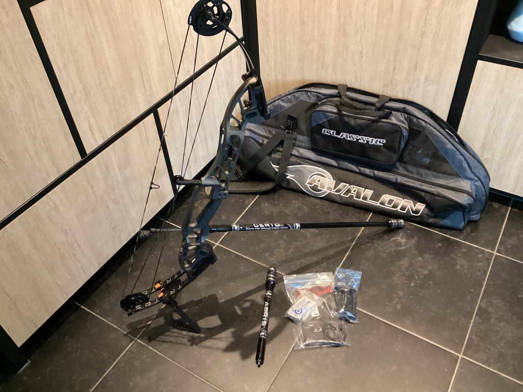 Hoyt STRATOS 36” RH, mybo stabilisatie, avalon draagzak, Enlèvement, Comme neuf, Arc à poulies