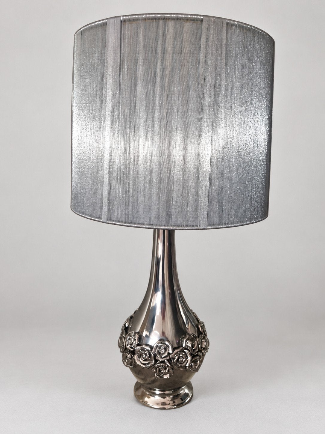 Elegante zilverkleurige tafellamp met rozenmotief

Prachtige, Ophalen of Verzenden