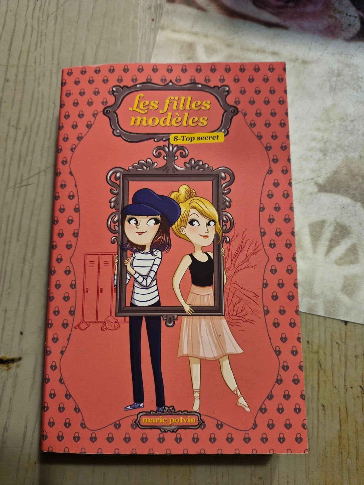 nouveau livre les fillzs modeles 8 top secret, Boeken, Ophalen of Verzenden, Nieuw
