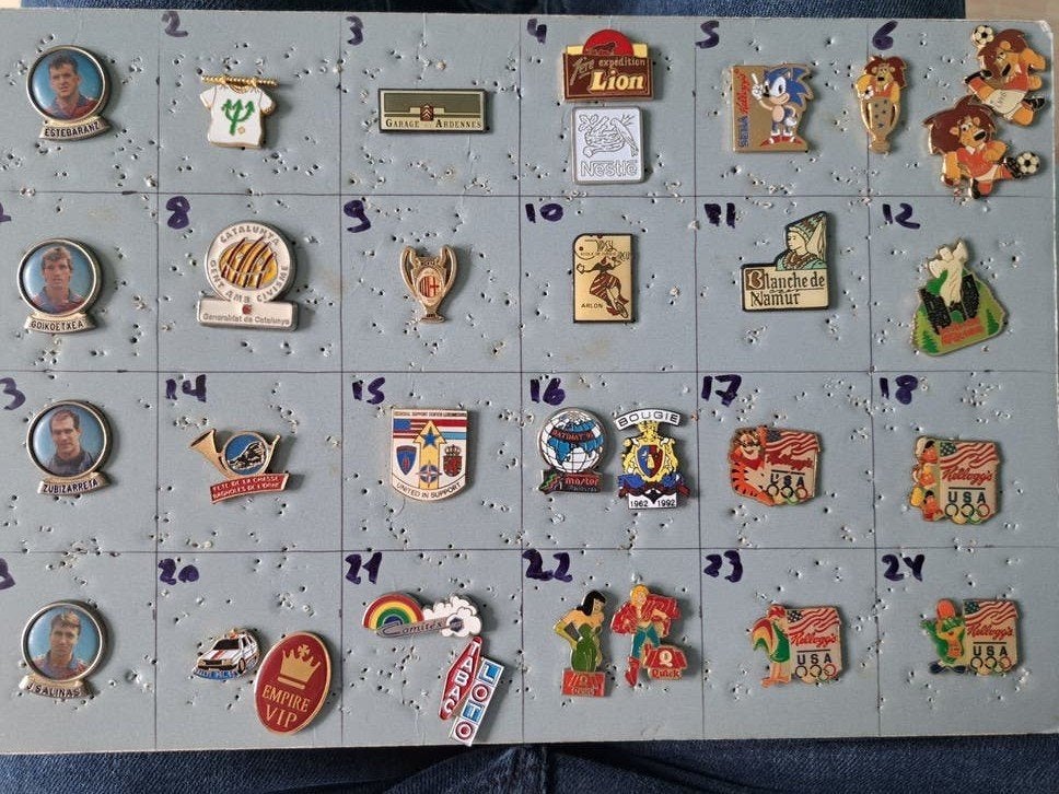 Pin's pins bij de doos, zie foto's, Ophalen