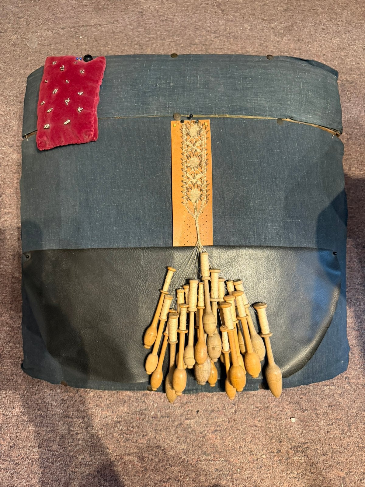 Coussin à bobines en dentelle, Enlèvement