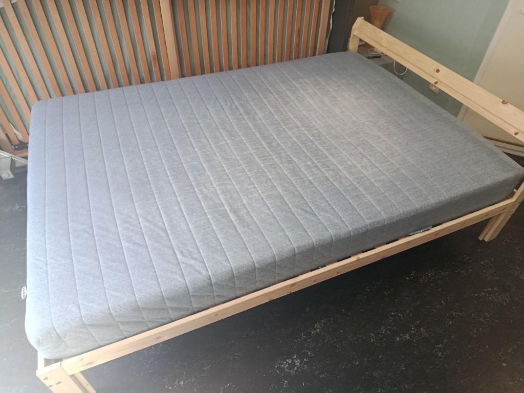 (Leuven) IKEA NEIDEN bedframe + VADSÖ matras + lattenbodem, Huis en Inrichting, Slaapkamer | Bedden, Zo goed als nieuw, Tweepersoons