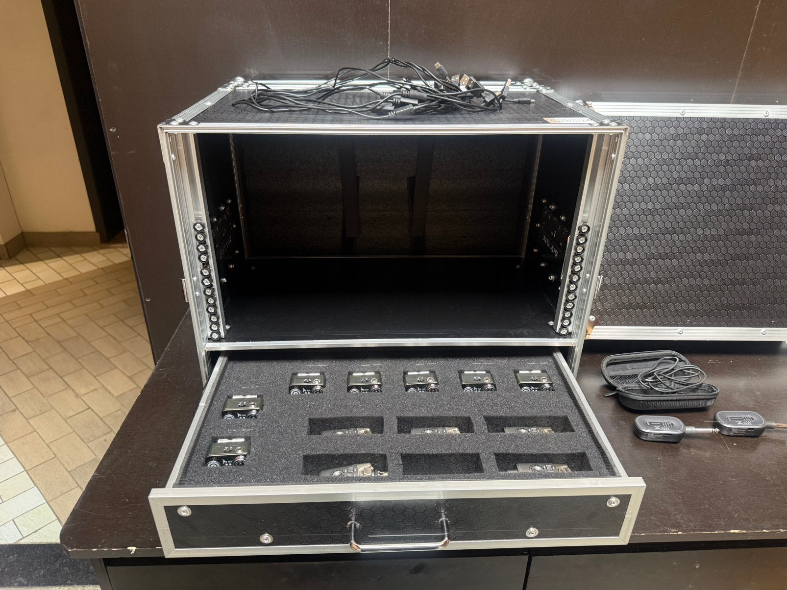 Xvive draadloos in ear en guitaar systeem, Muziek en Instrumenten, Ophalen, Gebruikt, Overige instrumenten, Flightcase