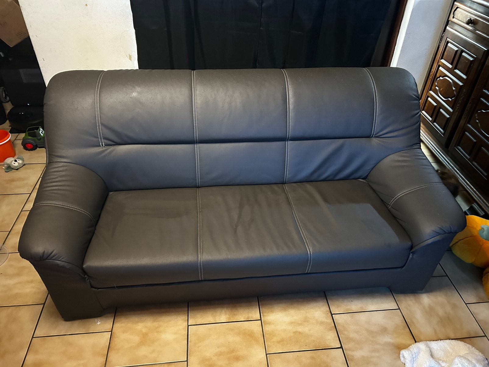 Divan gris et fauteuil brun a donner, Enlèvement, Utilisé, Trois personnes, Cuir