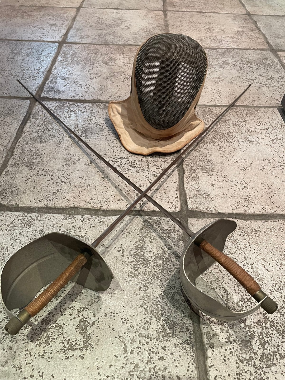 Vintage schermdegens met schermmasker – decoratieve set, Vintage, Ophalen, Gebruikt, Decoratieobject