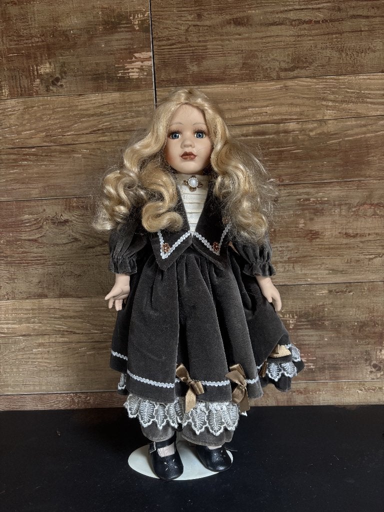Elegante porseleinen verzamelpop in fluwelen jurk – 40 cm, Verzamelen, Ophalen, Nieuw, Pop