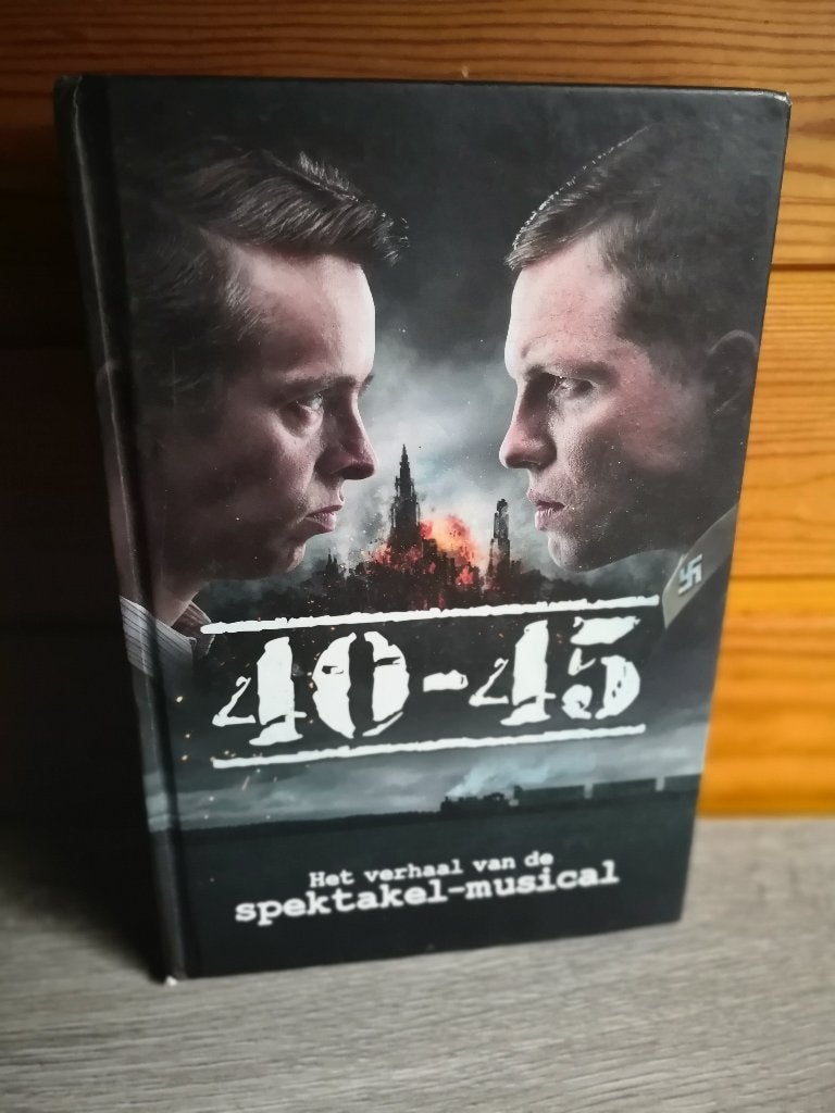Boek 40-45 - het verhaal van de spektakel musical, Ophalen