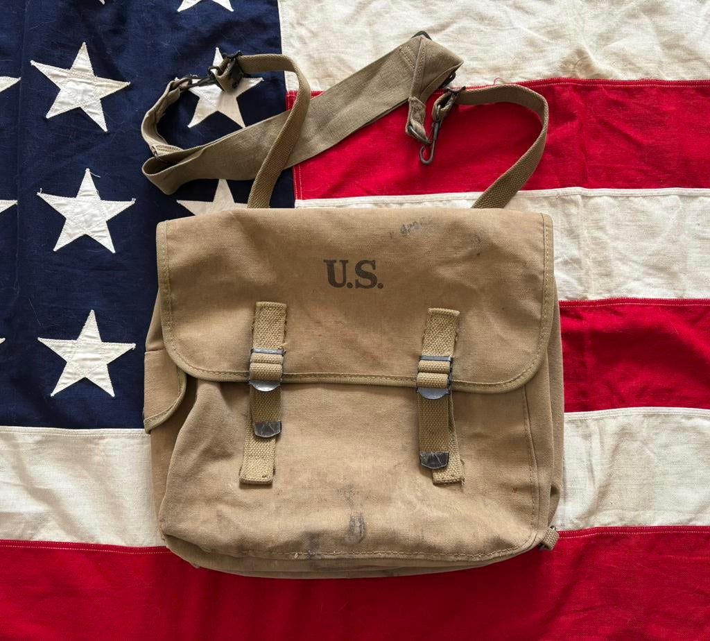 US WW2 M1936 musette bag ‘44 met sling ‘42, Verzamelen, Ophalen of Verzenden