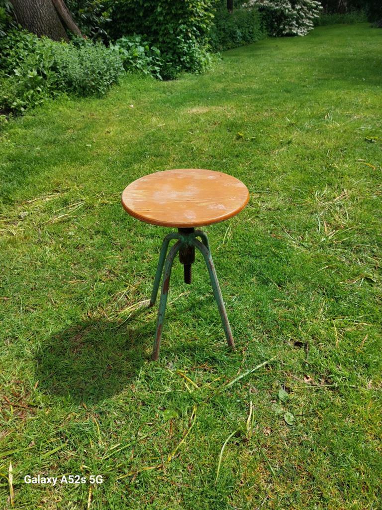 Oude kruk. Metaal en hout