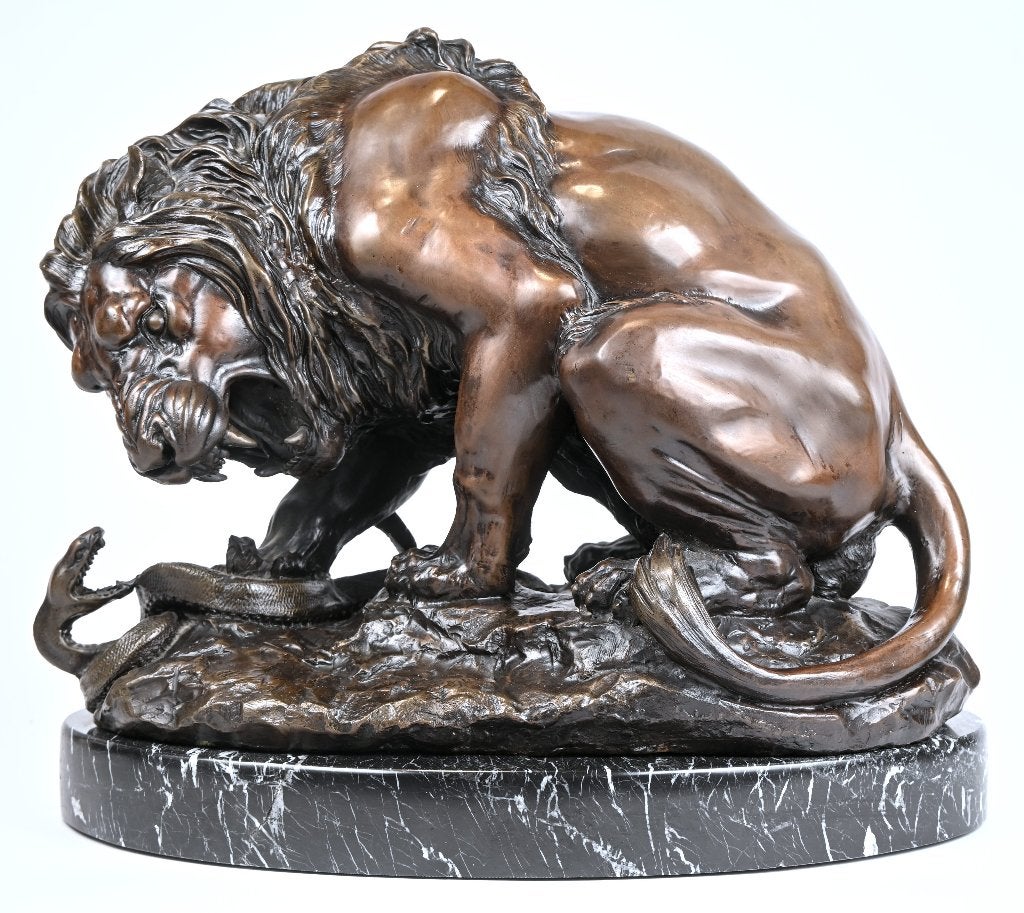  Lion en bronze combattant un serpent. 048/ECH., Enlèvement